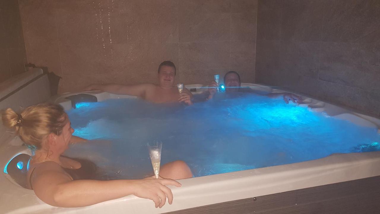 Statek 3 - Wellness & Spa Hotel Hluboka nad Vltavou Bagian luar foto