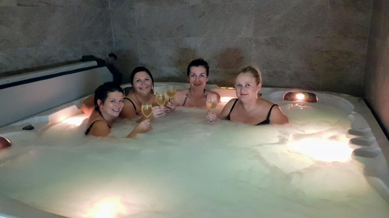 Statek 3 - Wellness & Spa Hotel Hluboka nad Vltavou Bagian luar foto